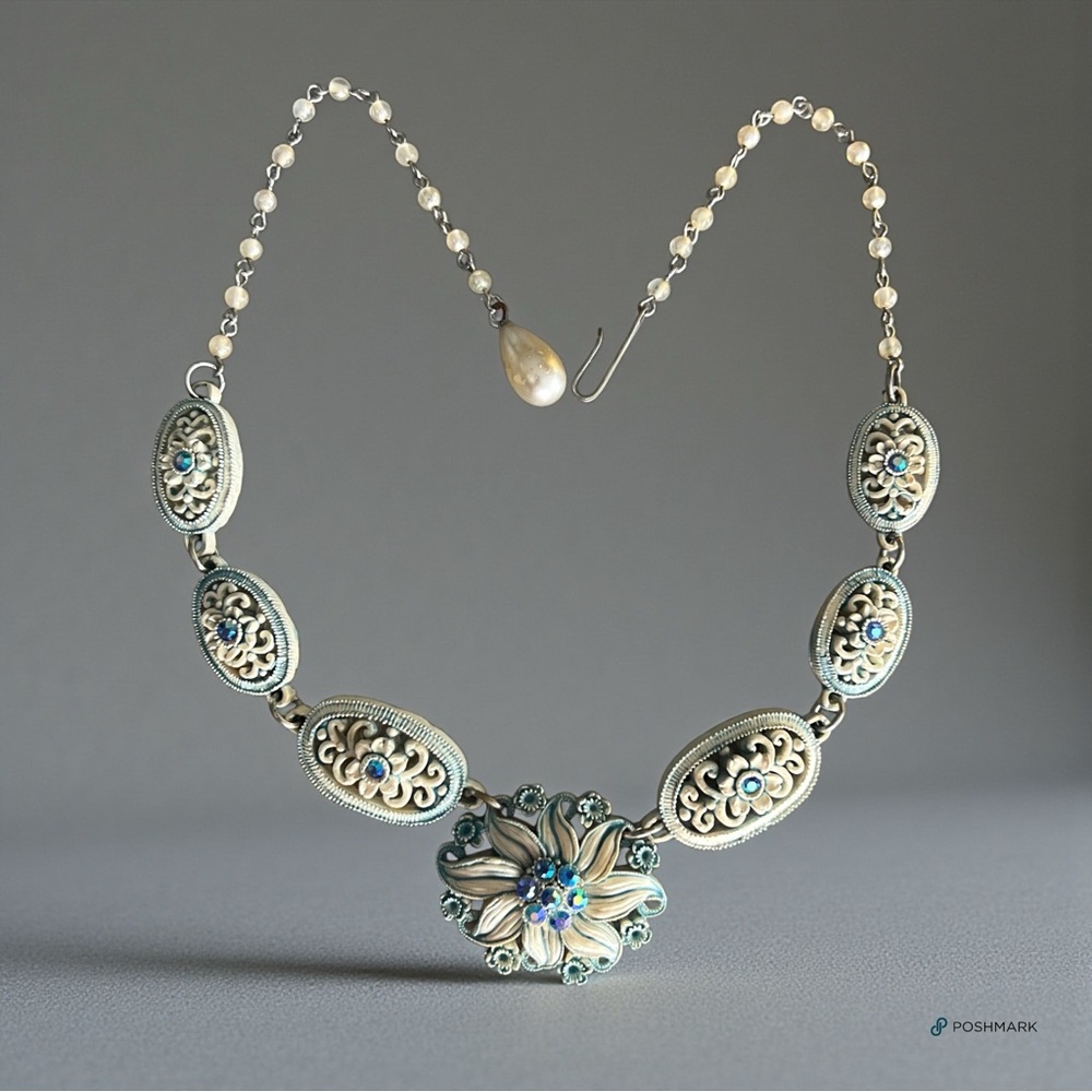 💖 Carved Celluloid Floral Necklace with Aurora Rhinestones 💖